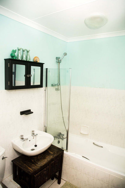 18 Coogee Bay Beachfront Apartment East London Gonubie East London Eastern Cape South Africa Bathroom