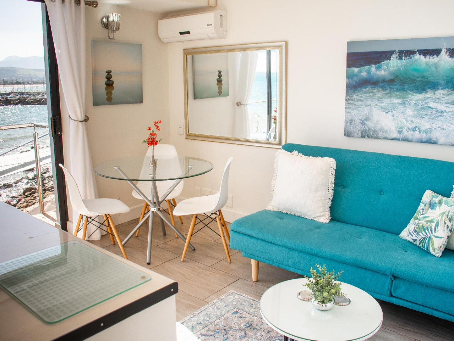 Seaside Deluxe Suite @ 185 Beach Road Boutique Suites And Apartments