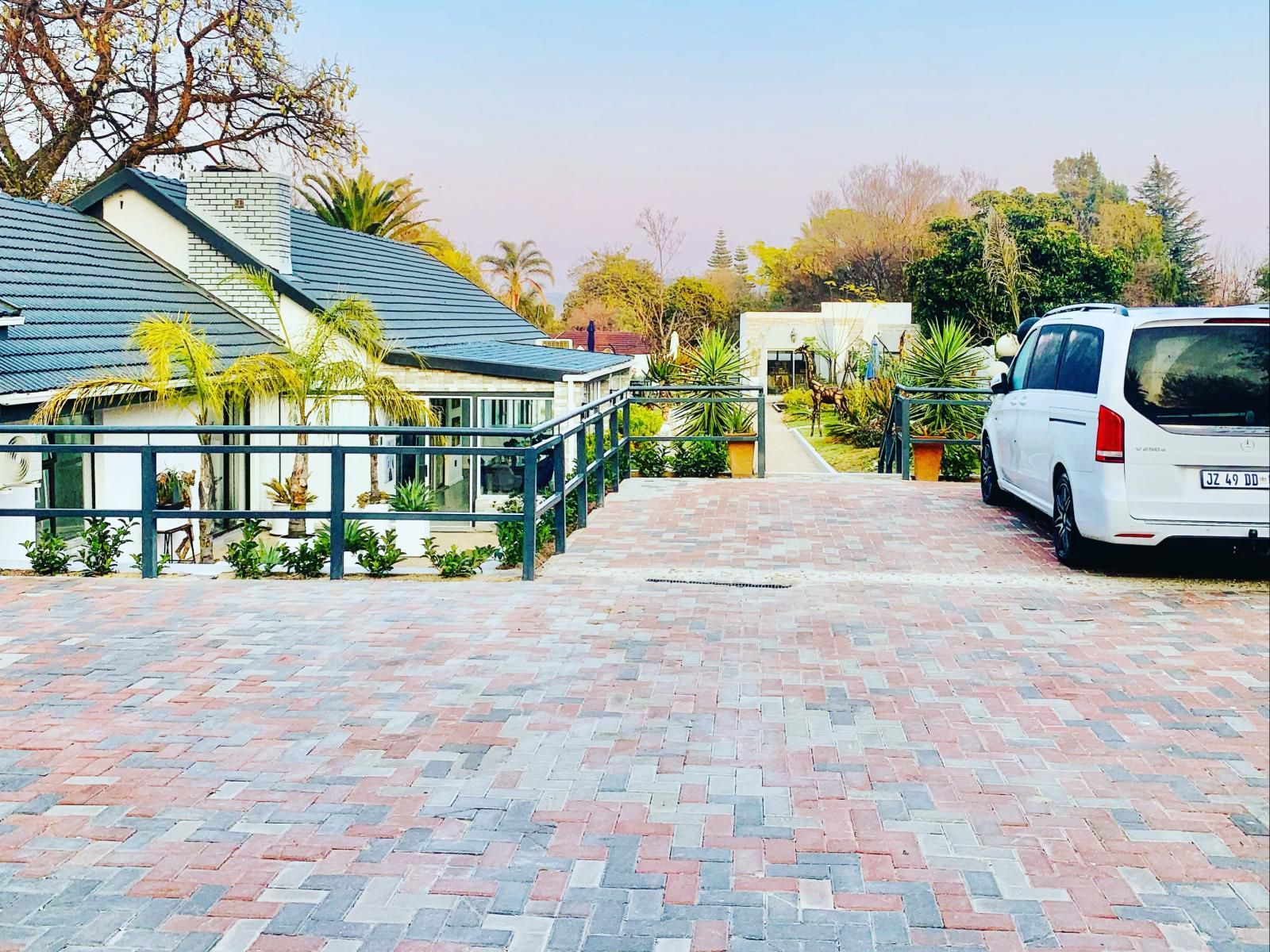 24 On Basil, House, Building, Architecture, Palm Tree, Plant, Nature, Wood, Car, Vehicle