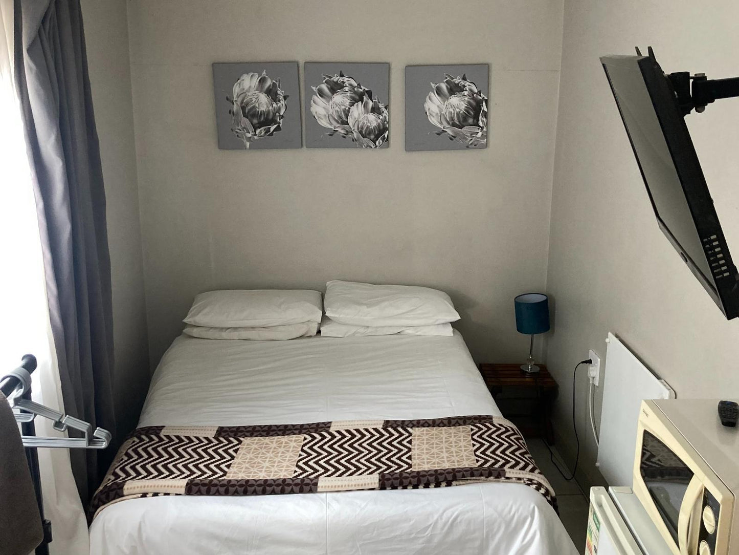 Budget Double Room @ 298 On 34Th