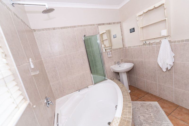 2 Huttenheights Guestlodge By Ilawu Hutten Heights Newcastle Kwazulu Natal South Africa Bathroom