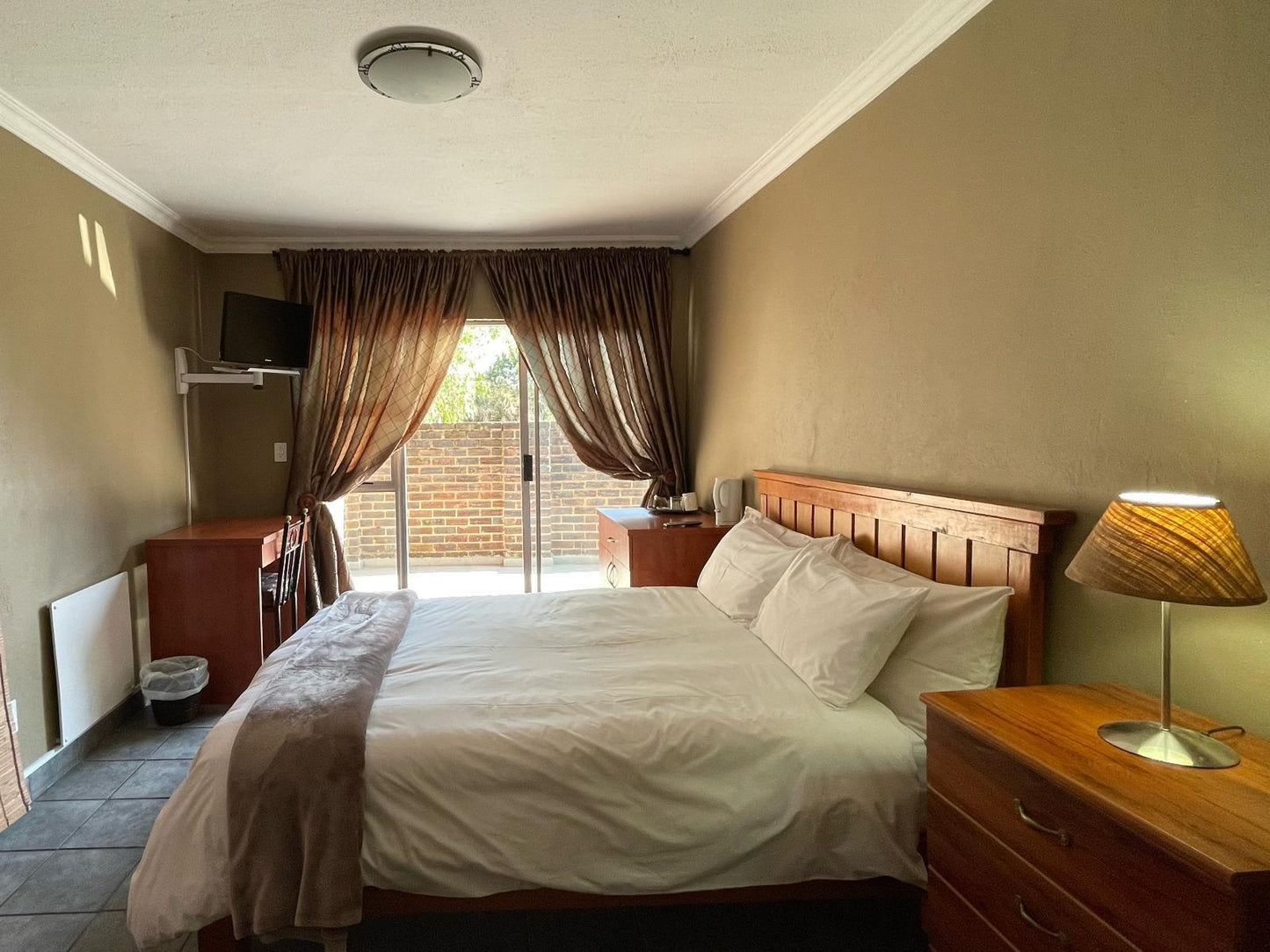 Luxury Double Room @ 5 Crown Guest House