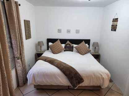 Room 6 King Room @ Six Valk Avenue Self Catering Guest House