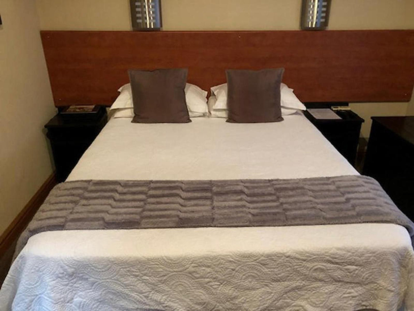 A La Martha'S Air-Port Guest House, ROOM 3 - DELUXE ROOM (KING SIZE BED), Bedroom