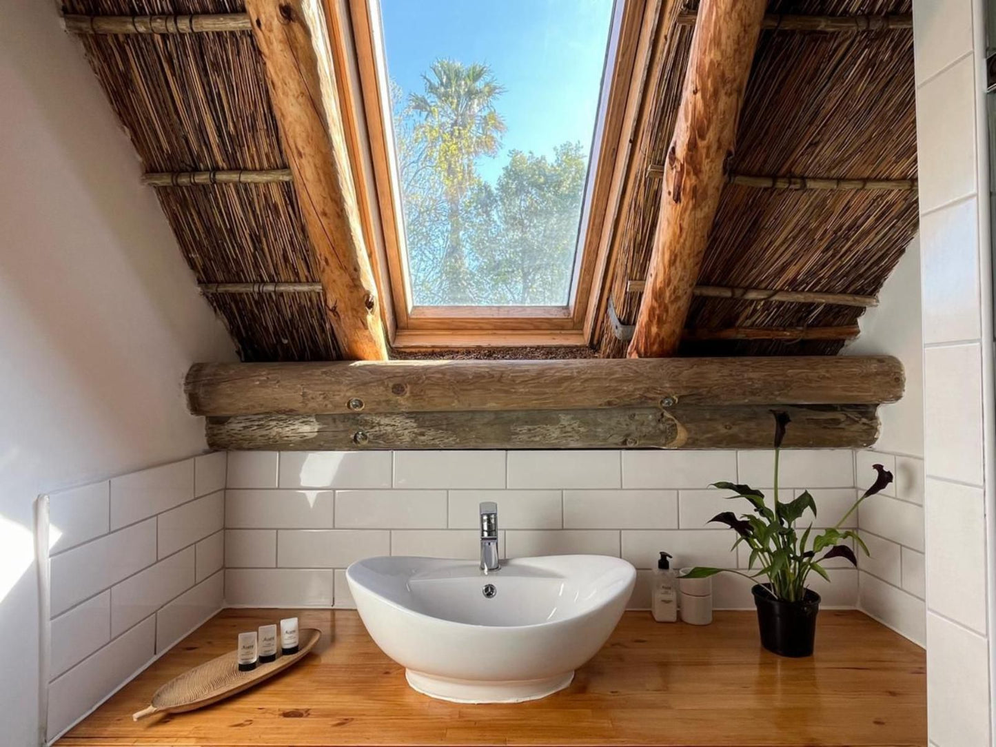 Acara Guest Cottages, Thatch Room