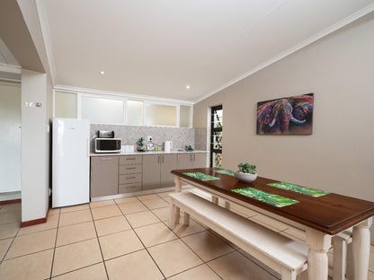3 Bedroom Family Unit-sleeps 8 @ Admirals Lodge Guest House