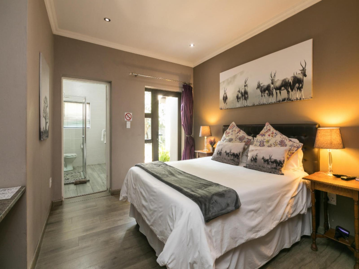 Deluxe Queen Rooms @ Aerotropolis Guest Lodge