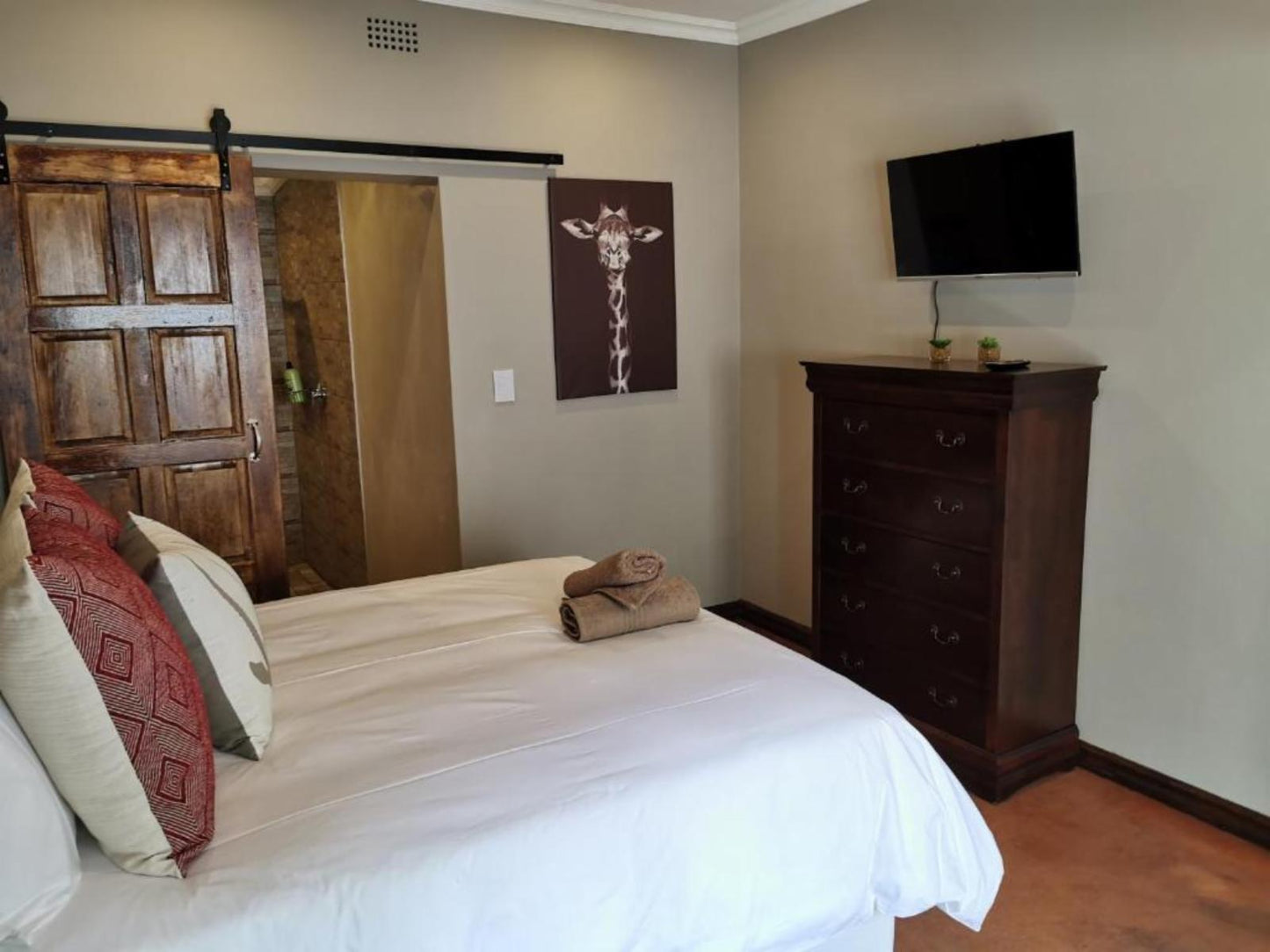 Superior Queen Room @ Aerotropolis Guest Lodge