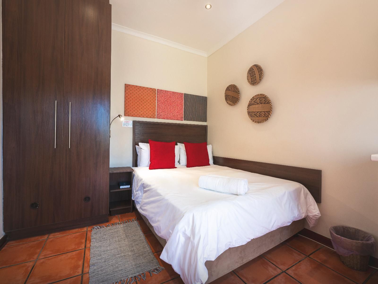 Africa Beach B&B, ClassicSaver B: Parking facing-king/Twin, Bedroom