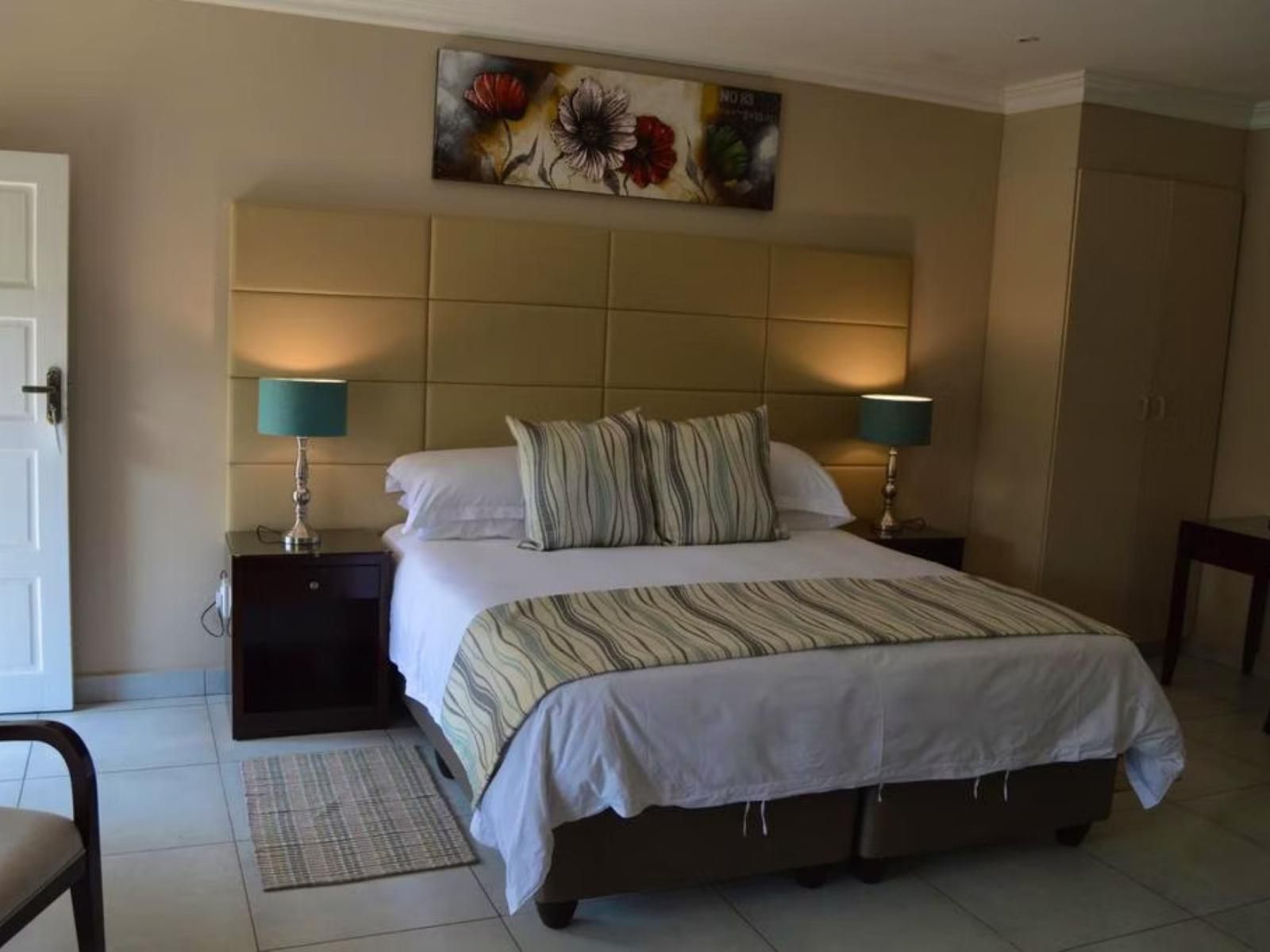 Airport Gardens Boutique Hotel, Deluxe King Room, Bedroom