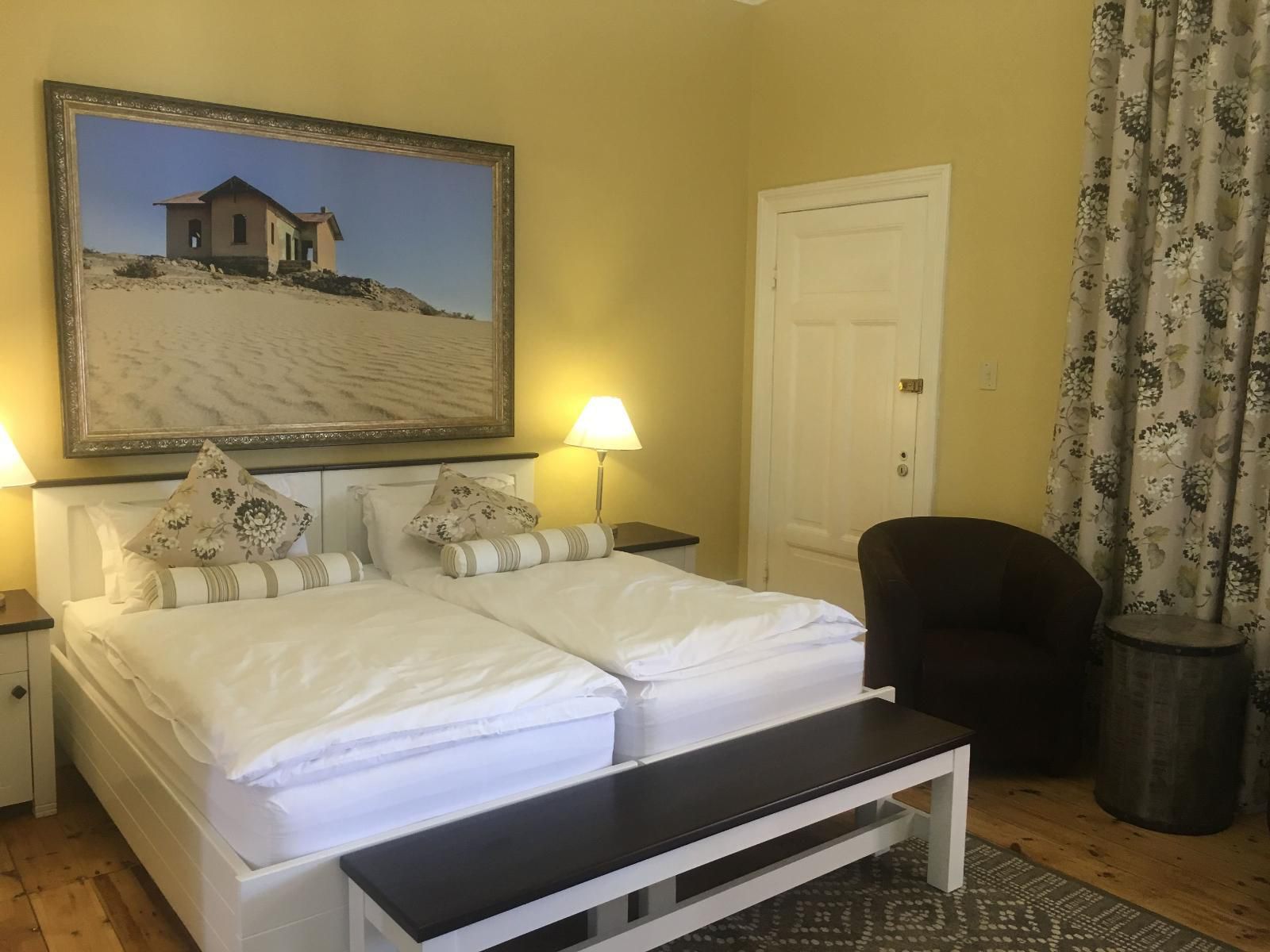 Alte Villa, Rotes Zimmer, Bedroom