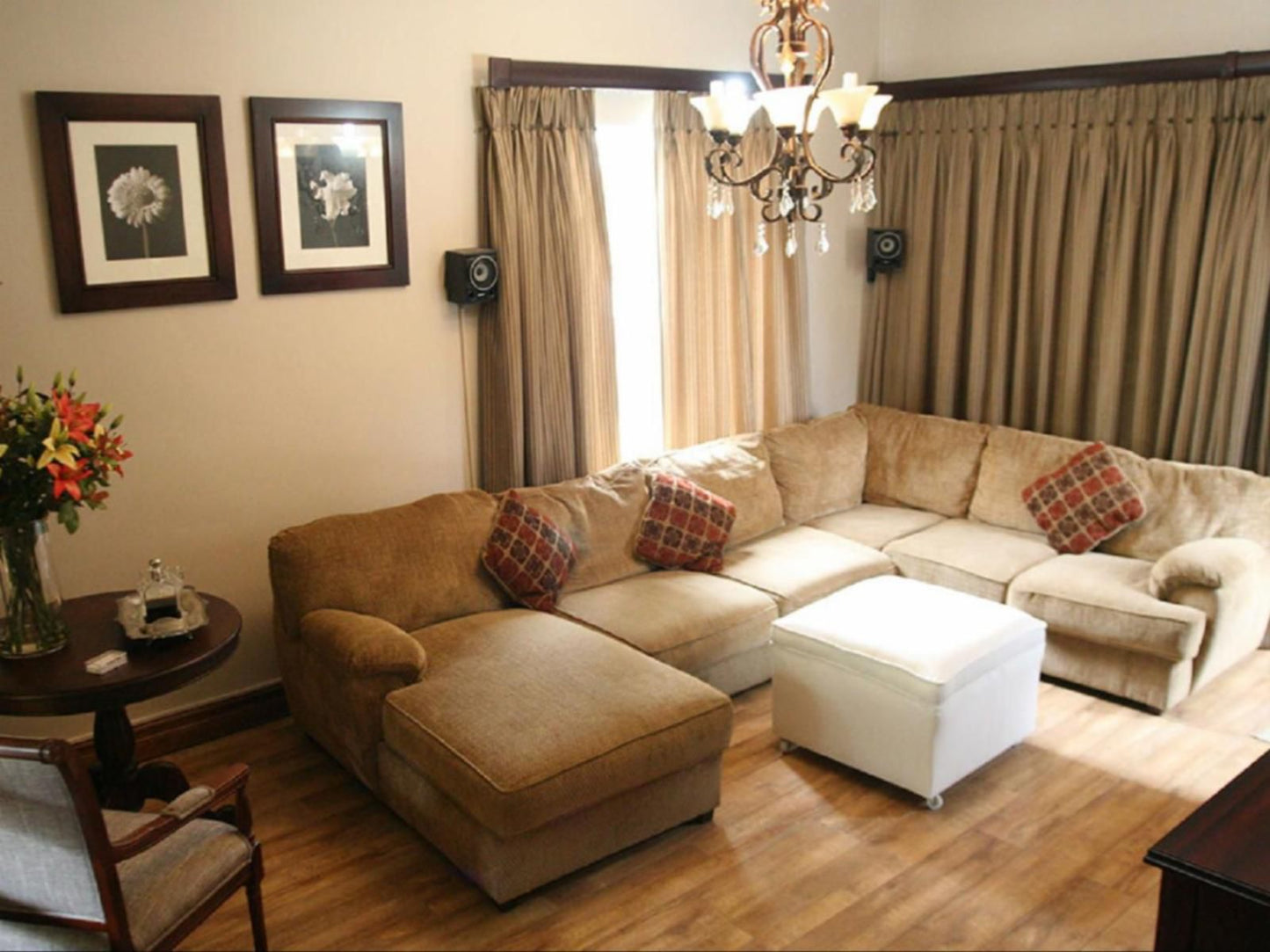 Alvesta Guest House, Sepia Tones, Living Room