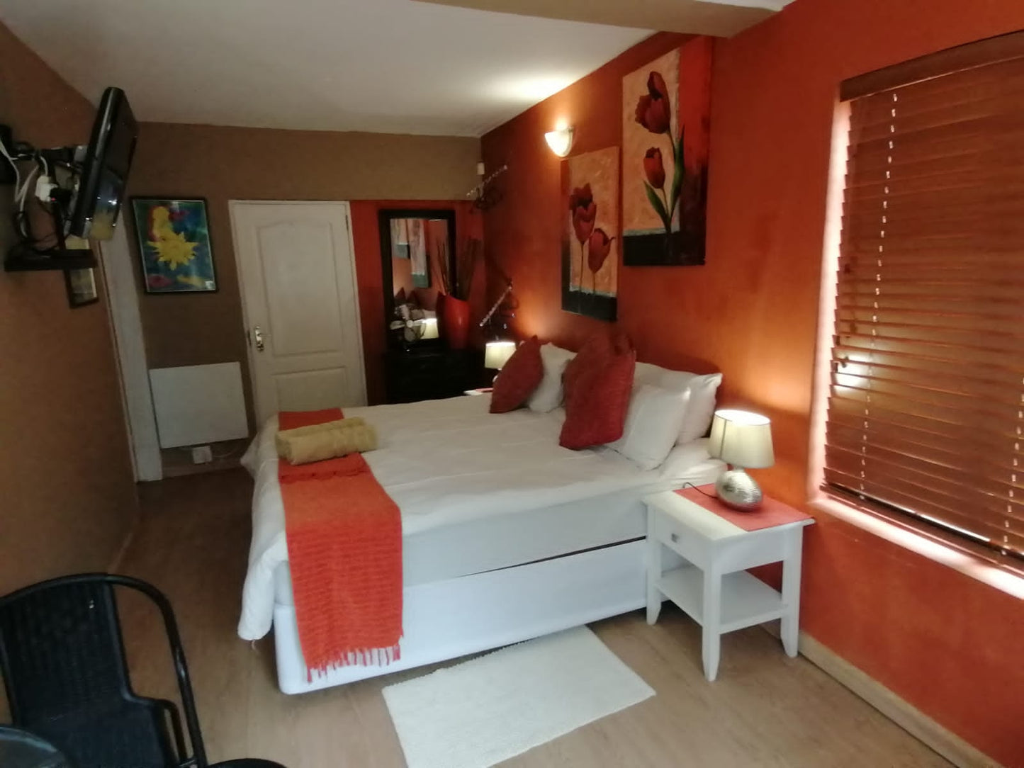 Orange Sunbird Guest Room @ Aqua View Riverside Guest House