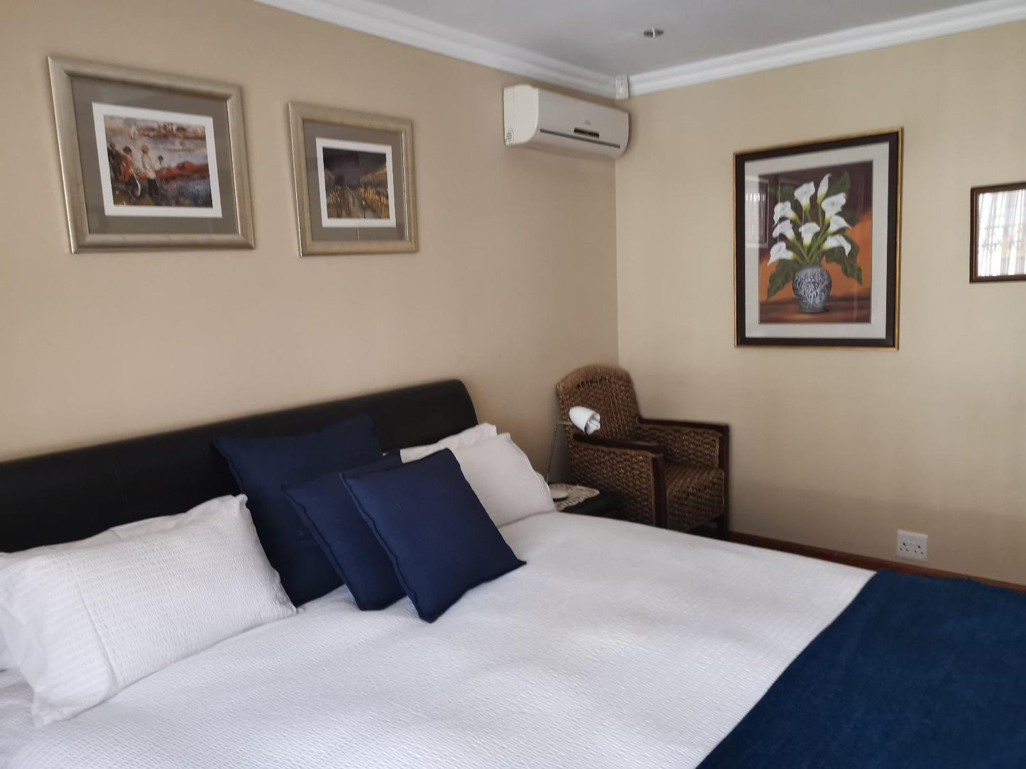 King Bed Luxury XL @ Aquila Guest House