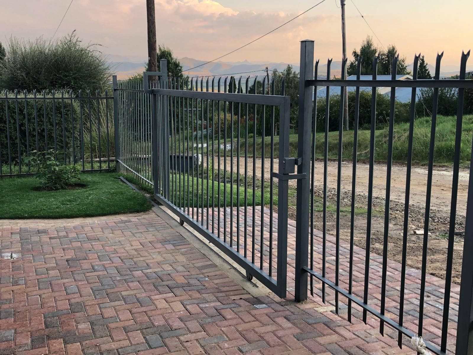 Ashaanas, Gate, Architecture