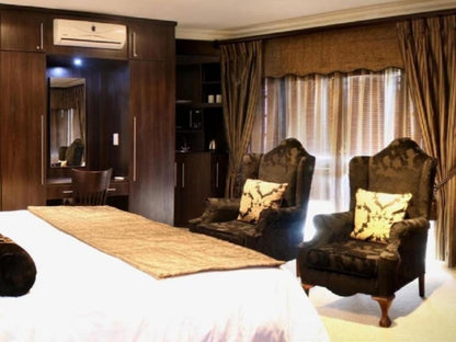 At The Villa, Room 4 - De Lux King Suite, Bedroom