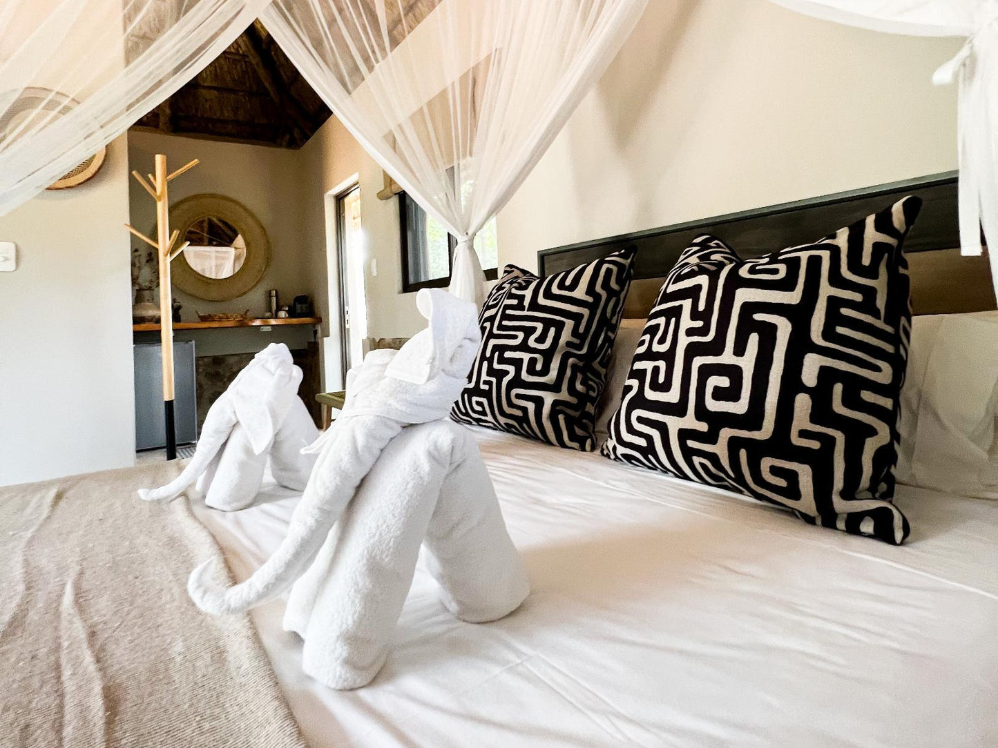 Riverside Honeymoon Suite @ Baluleni Safari Lodge