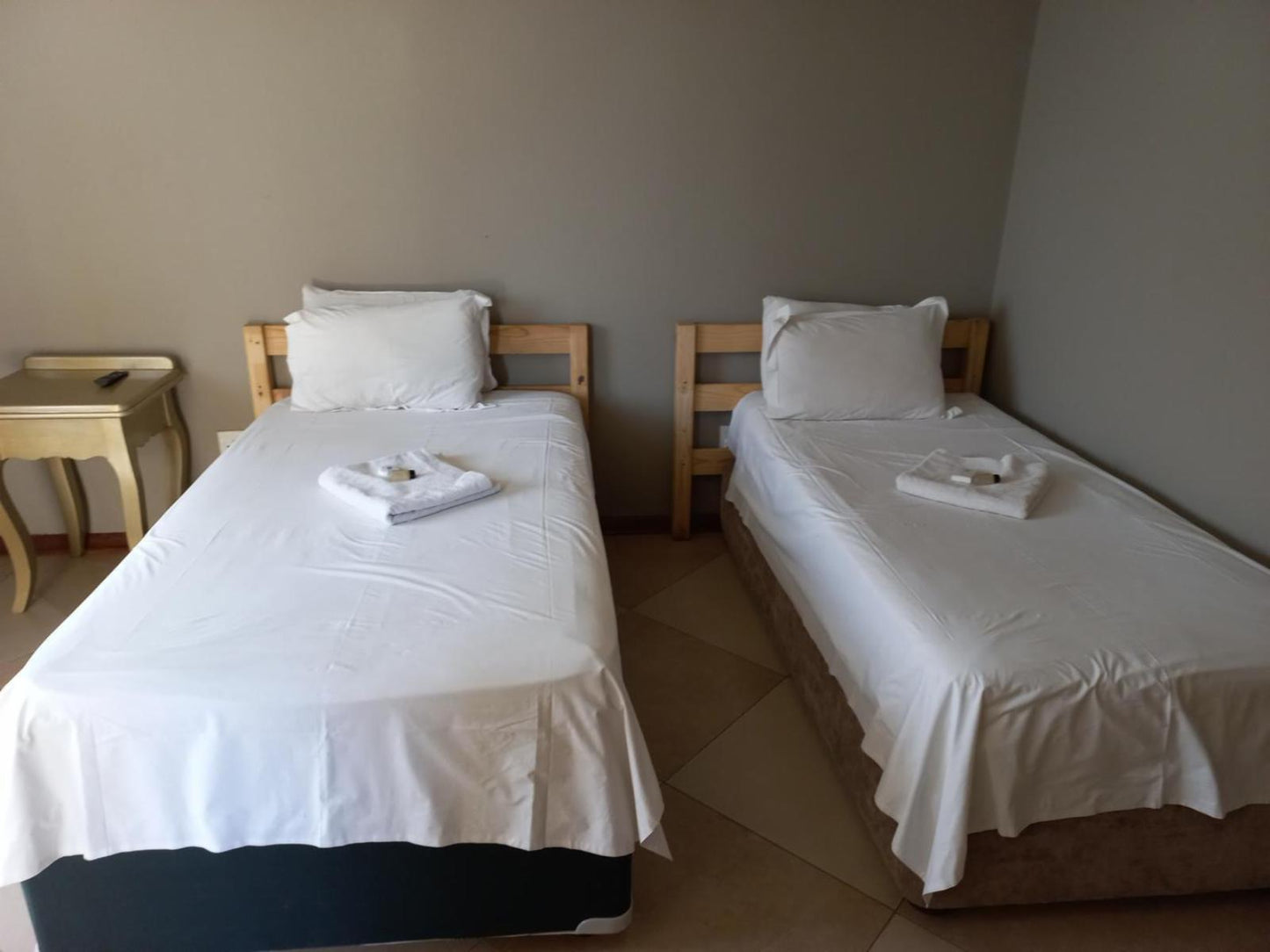 Room 20 with 2 Single Beds @ Black Swan Guest House