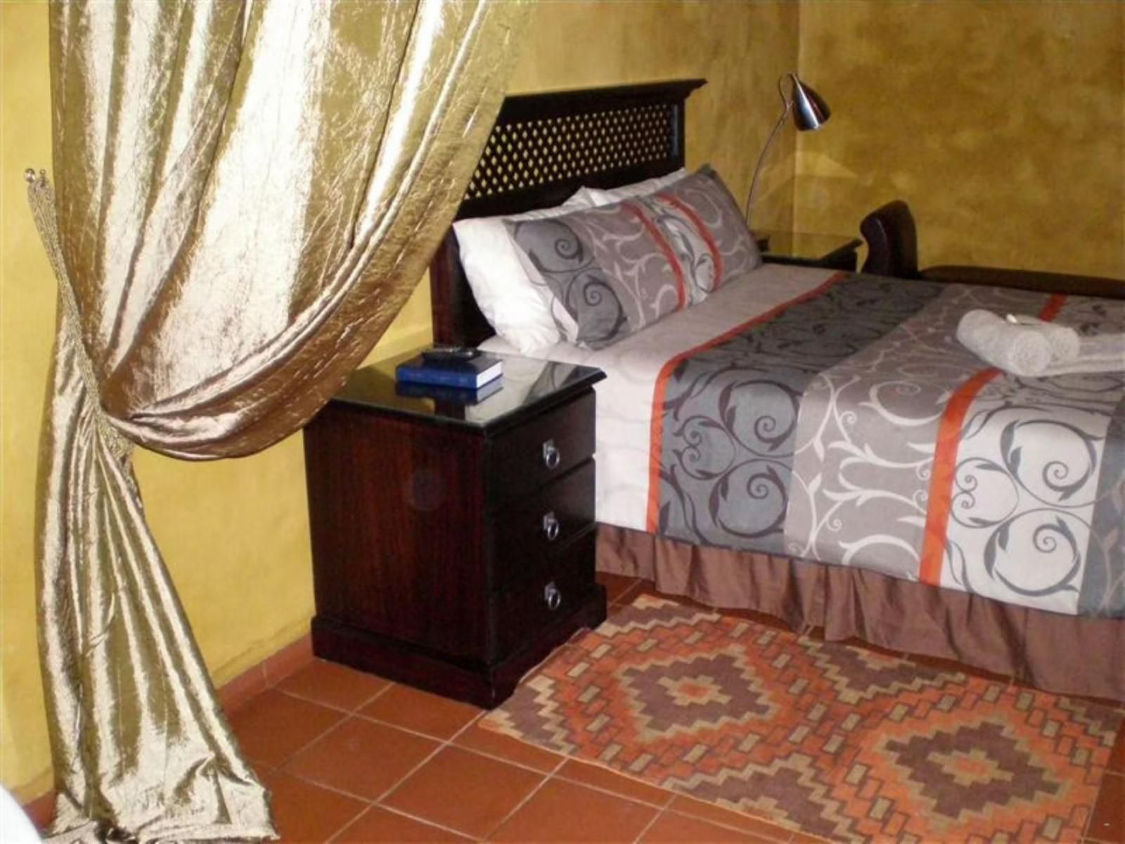 Bluegum Country Lodge, Double Room : En-suite Shower, Bedroom