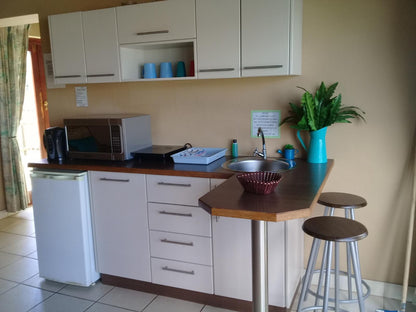 Breede River Lodge & Fishing Resort, Waterfront room 103, Kitchen