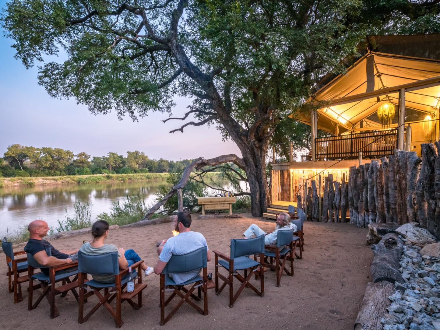 Bundox River Lodge, Person