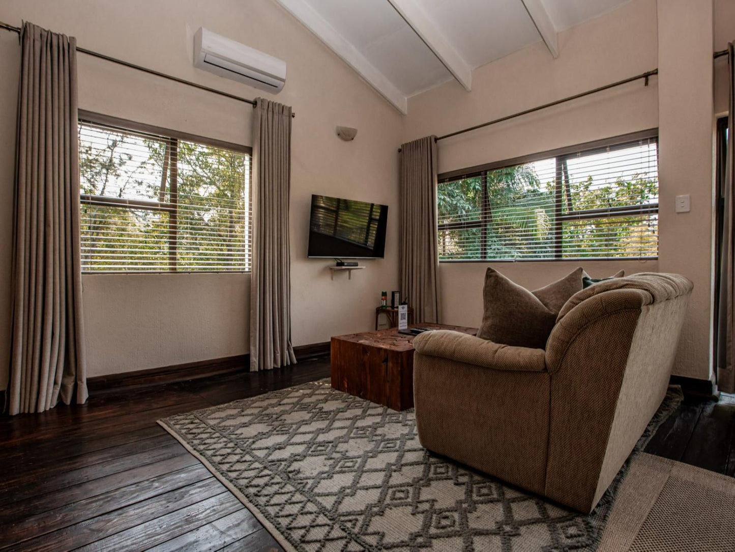 Bushbaby Valley Lodge, Premium suite, Living Room