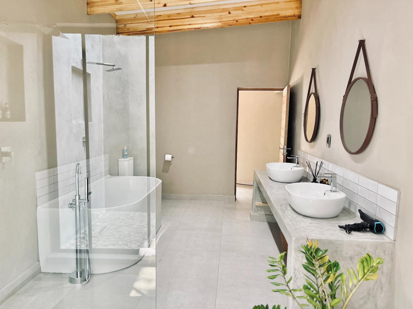 Bushbaby Valley Lodge, Villa 4 5 & 6, Bathroom