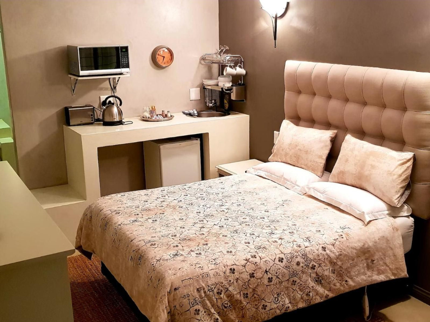 Butlers Crown, Standard Room, Sepia Tones, Bedroom