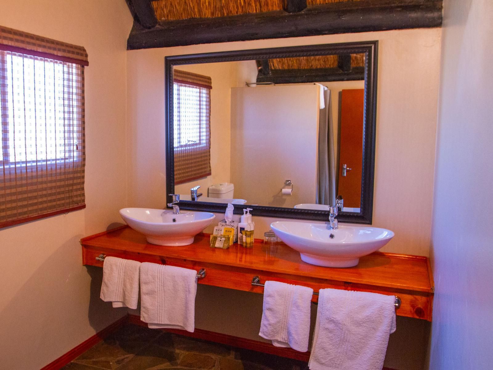 Camelthorn Kalahari Lodge, Twin Room, Bathroom