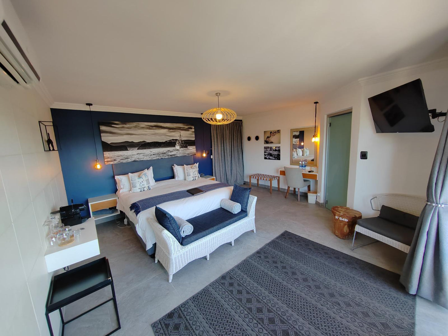Sea - Luxury Balcony Double Room @ Candlewood Lodge