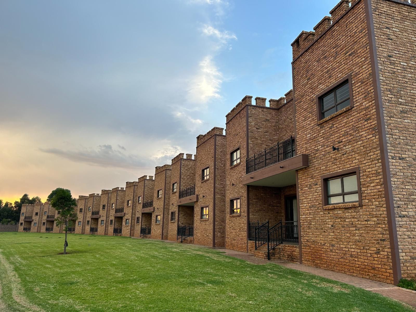 Castle Walk Estate, House, Building, Architecture