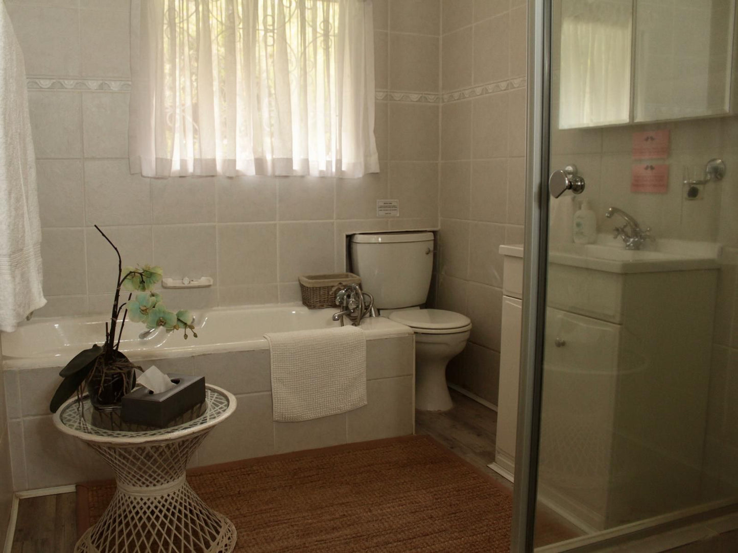 Cathkin Cottage B&B, King Room, Sepia Tones, Bathroom