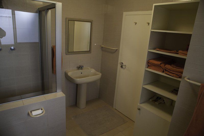 Cozy Apartment In Higgovale Sea Point Cape Town Western Cape South Africa Bathroom