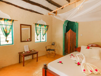 Demani Lodge, Eight Bed Dorm, Colorful