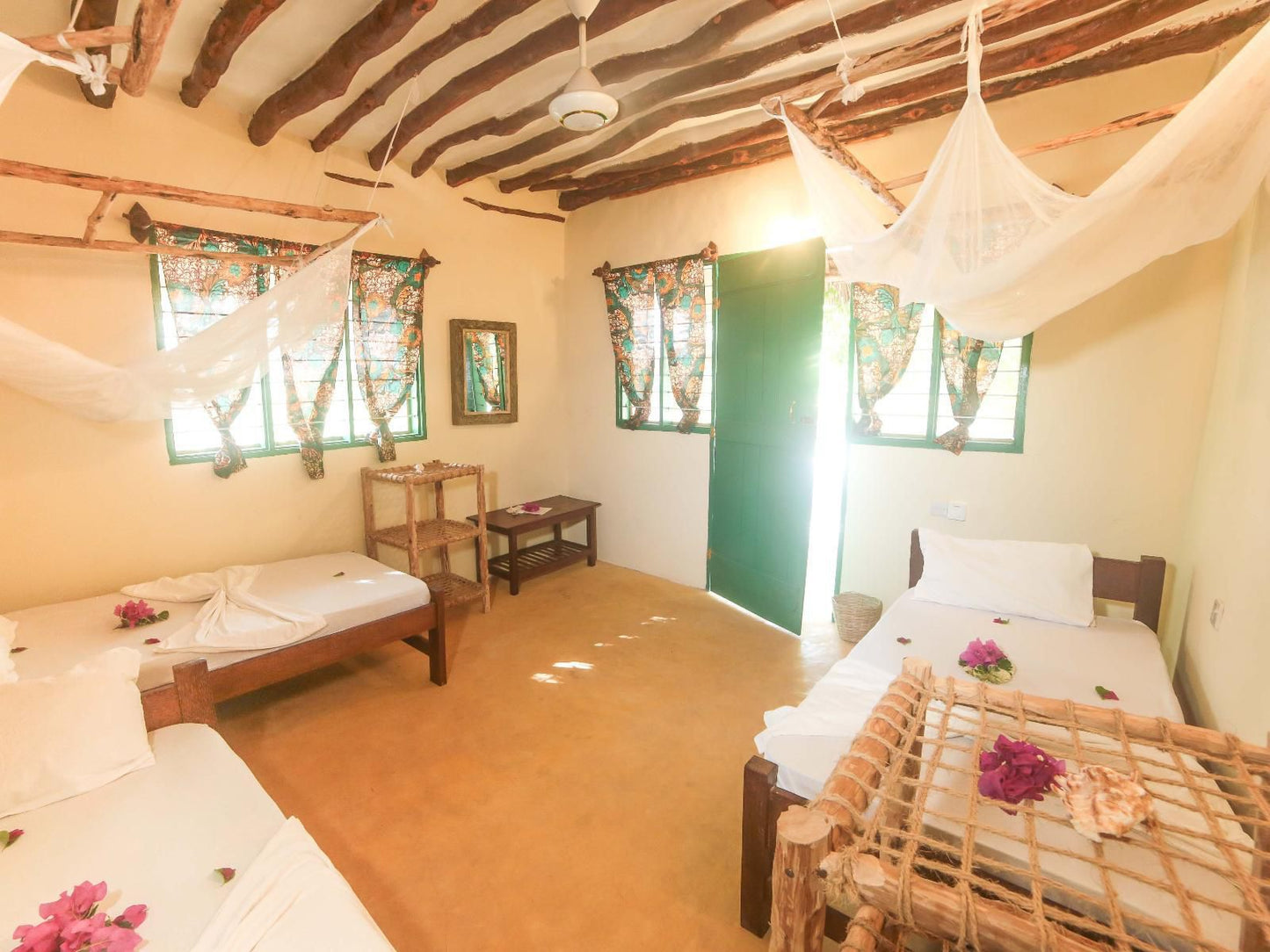 Demani Lodge, Twin Room En-suite, Colorful