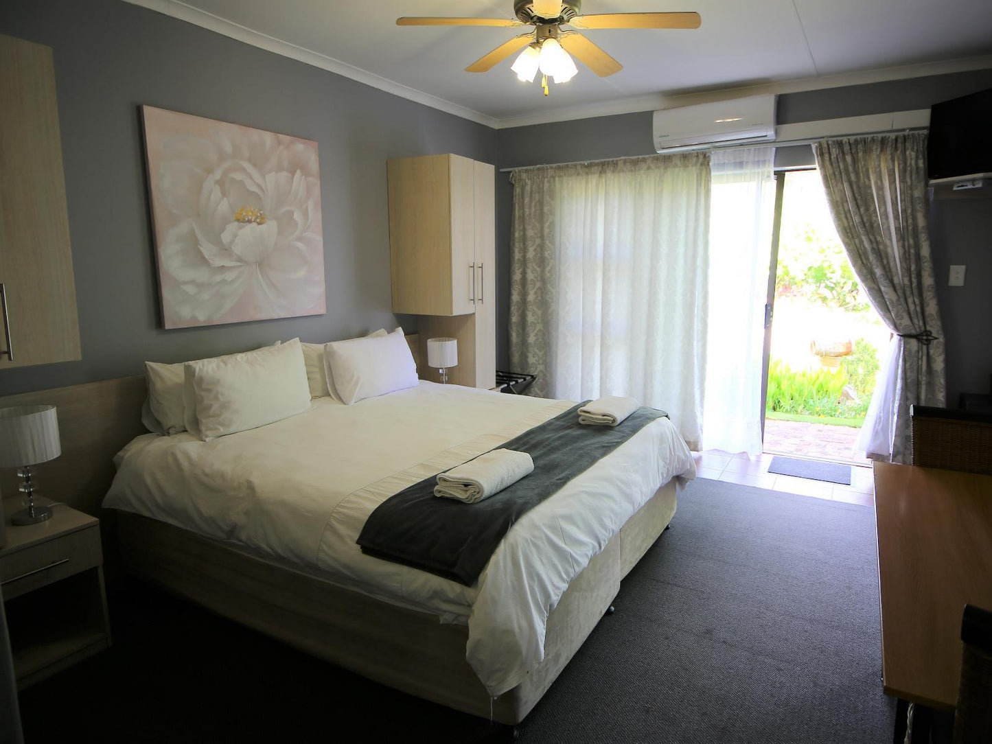 Superior Deluxe Room @ Desert Inn Guest House