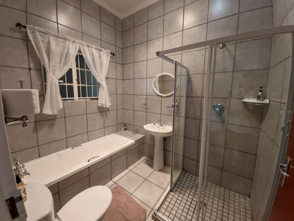 Queen Bed Room - Shower Only @ Die Kleipot Guesthouse