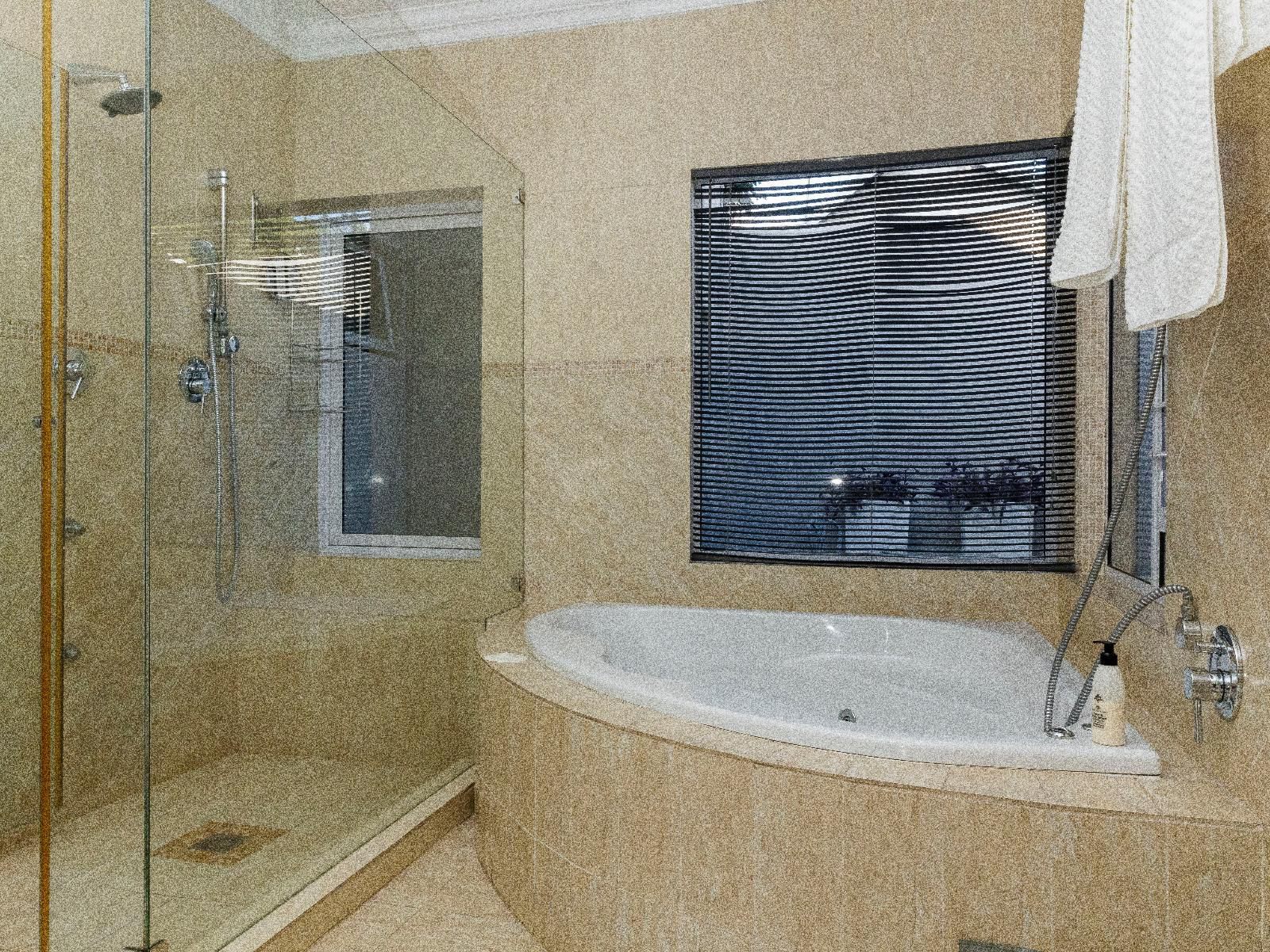 Dikalo Highston, Deluxe Suite, Bathroom, Swimming Pool