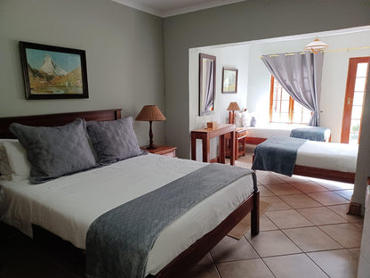 Room 8 Downstairs Queen & Single Bed @ Drakensberg Mountain Retreat - Vergezient Lodge