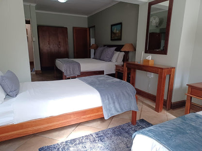 Room 8 Downstairs Queen & Single Bed @ Drakensberg Mountain Retreat - Vergezient Lodge