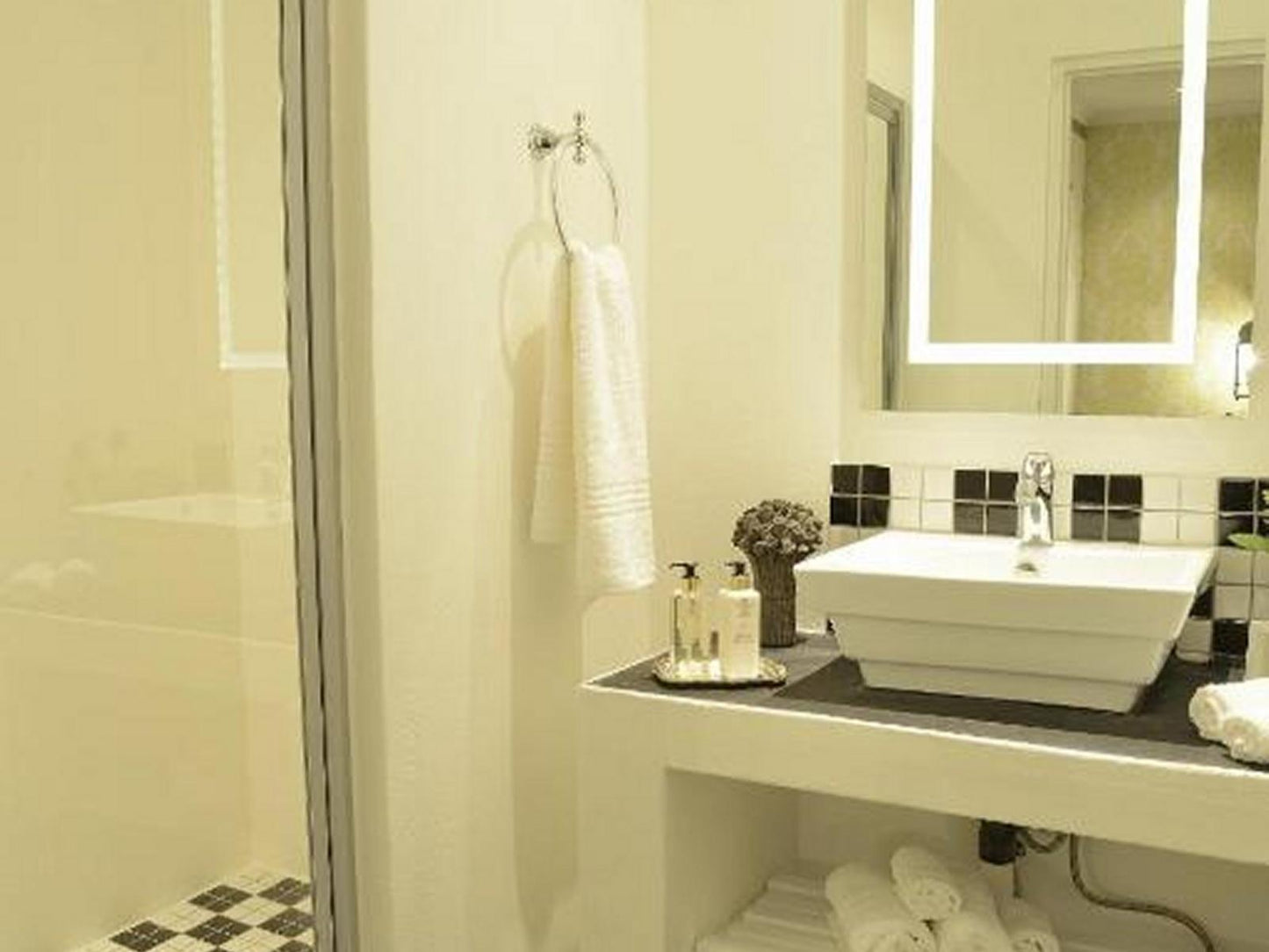 Suite With Shower @ Duke & Duchess Boutique Hotel