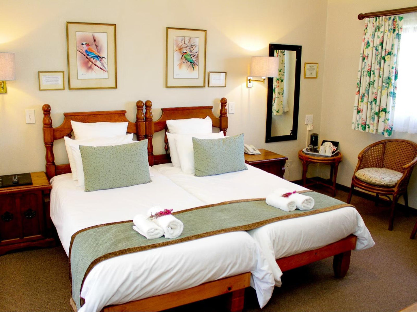 Twin Rooms - Rose Court @ Eight Bells Mountain Inn