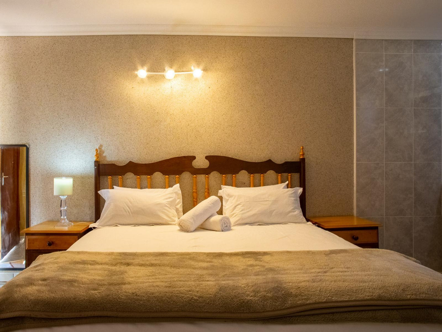 Executive Room King Size Bed or 2 Single @ Eikenhof Country Guesthouse And B&B.