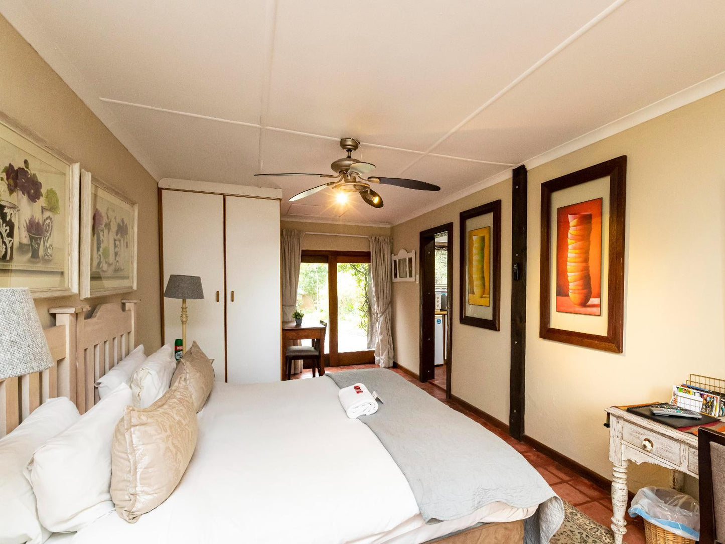 Innesfree -Double Room with kitchenette @ Fish Eagle Manor