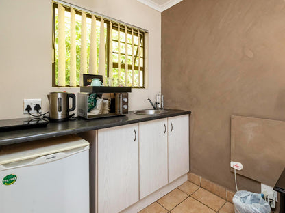 Innesfree -Double Room with kitchenette @ Fish Eagle Manor