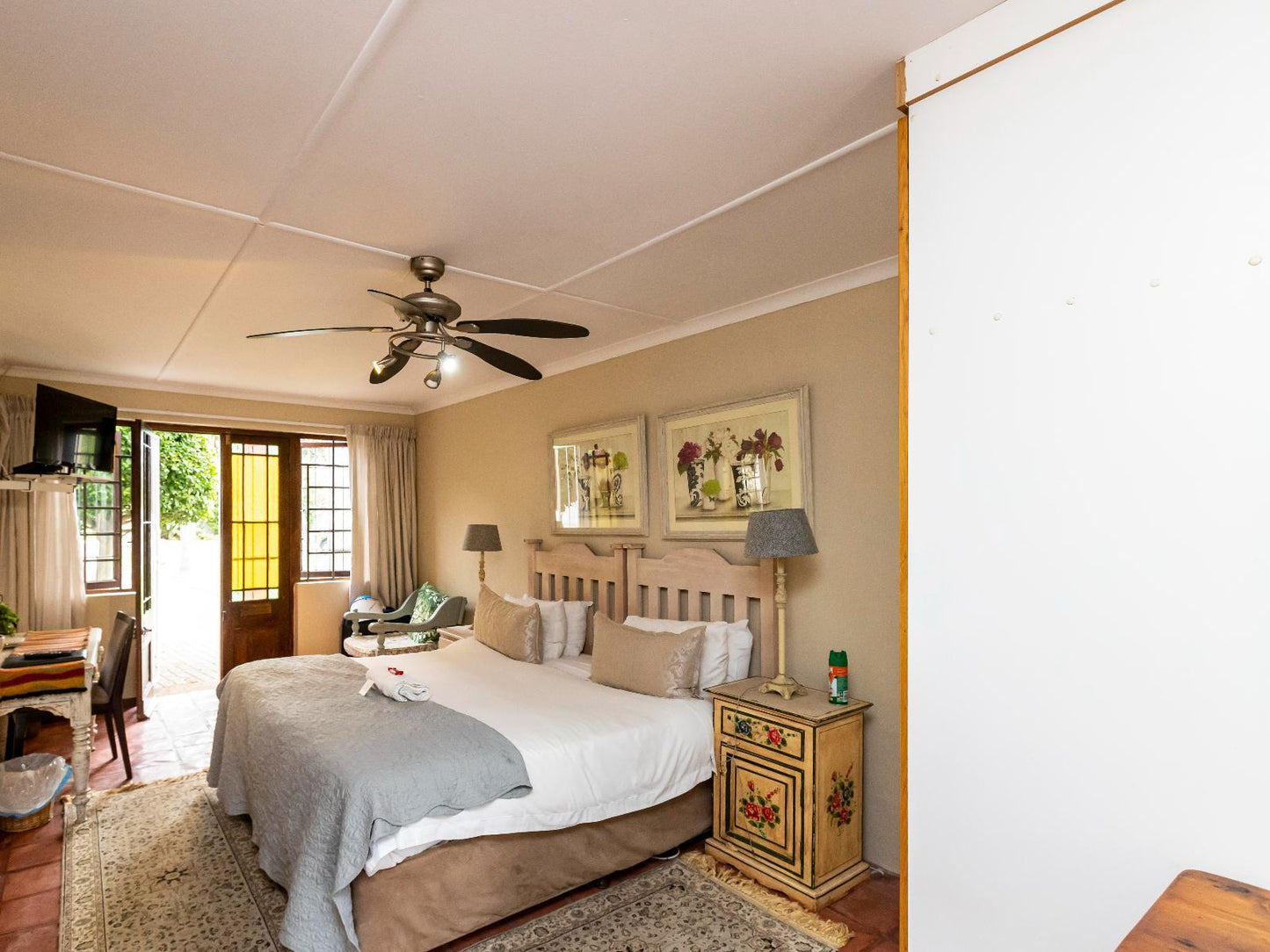 Innesfree -Double Room with kitchenette @ Fish Eagle Manor