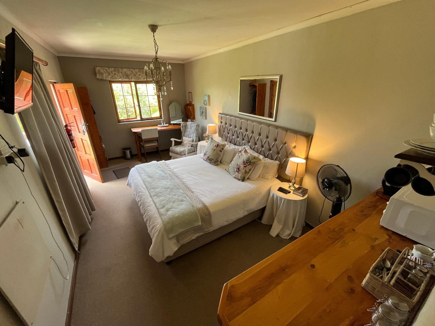 QUEEN Room 2 @ Fraaiuitsig Bed And Breakfast