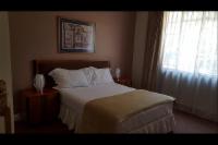 Single room with en-suite bathroom @ The Gateway Hotel