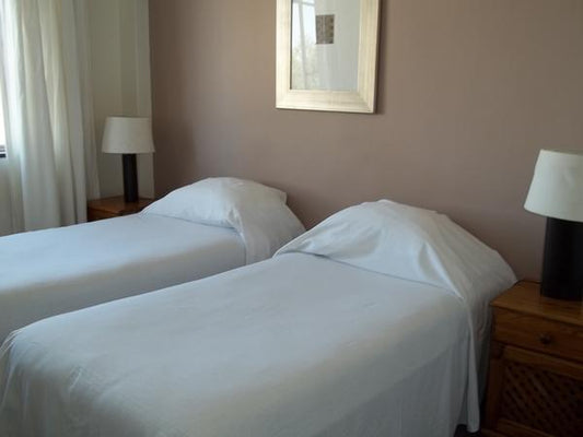 Twin room with en-suite bathroom @ The Gateway Hotel