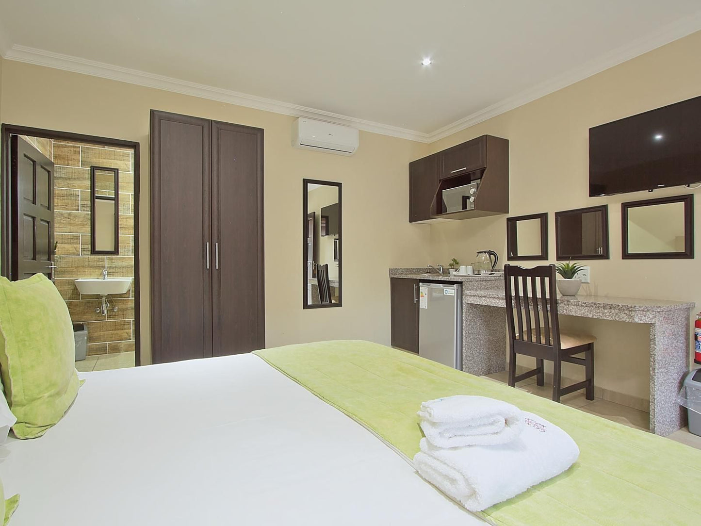 Gecko Inn Guesthouse, Luxury Room, Bedroom